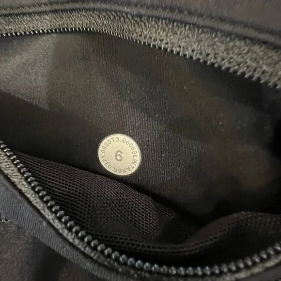 lululemon Speed Up 2.5” Black Camo Athletic Shorts Sz 6 - Picture 5 of 5